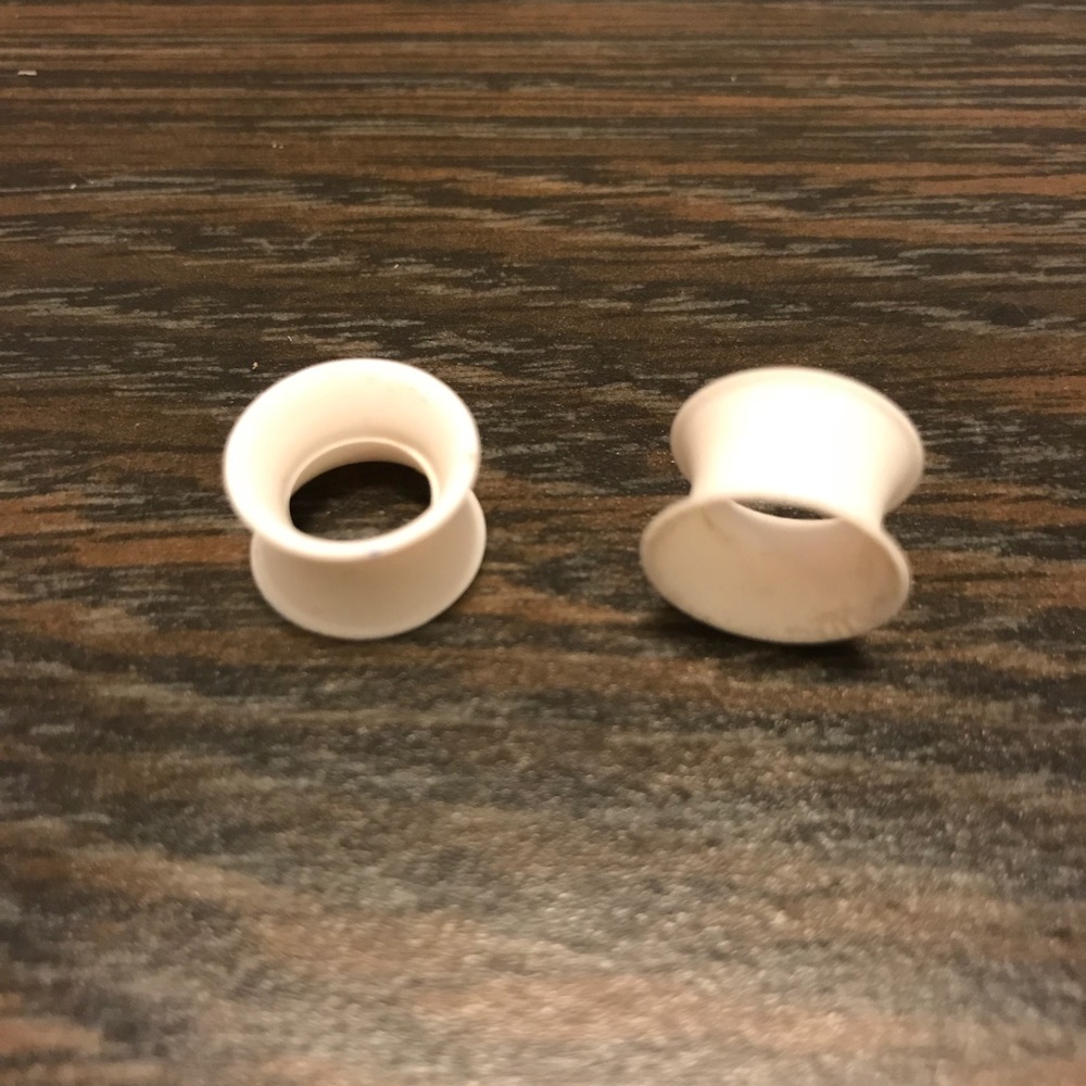 White silicone eyelet plugs